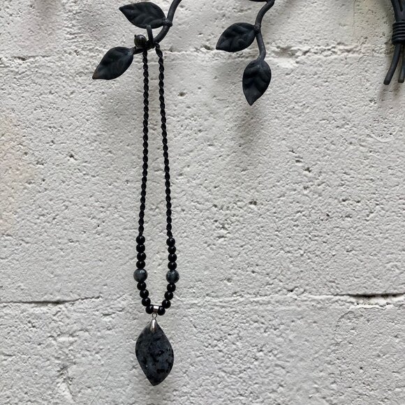 Black labradorite pendant with natural stone bead necklace. - Picture 5 of 9